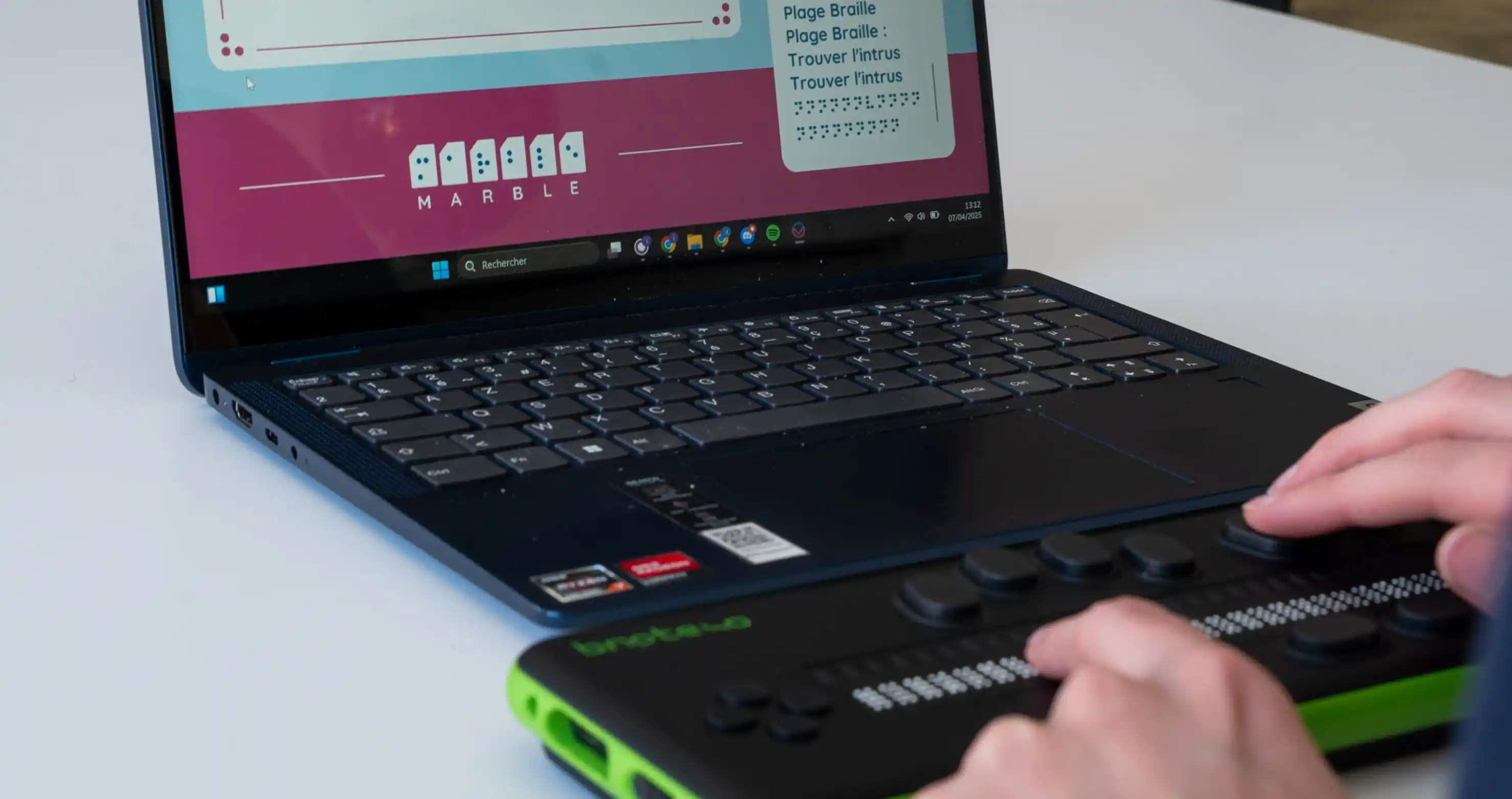 Personne qui utilise une plage braille